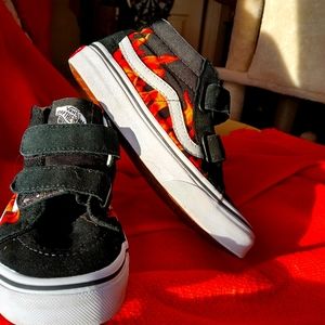 Vans kid shows classic desing with flames